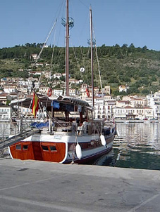 Cetaceos-y-navegacion-Karyam-en-puerto